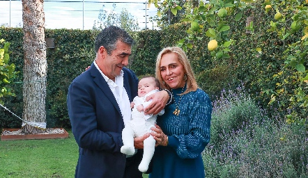  Horacio Tobías y Mimí Hinojosa con su nieto Mauricio.