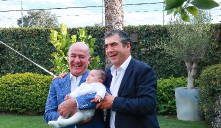  Rafael Olmos y Horacio Tobías con su nieto Mauricio.