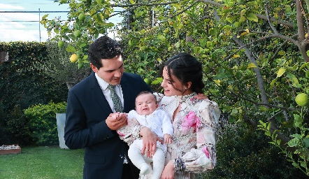  Mauricio Tobías y Adriana Olmos con su hijo Mauricio.