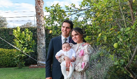 Mauricio Tobías y Adriana Olmos con su hijo Mauricio.