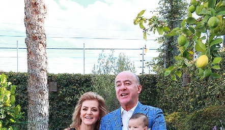  Adriana Carrera y Rafael Olmos con su nieto Mauricio.