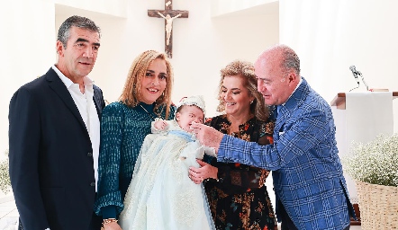  Mauricio Tobías Olmos con sus abuelos, Horacio Tobías, Mimí Hinojosa, Adriana Carrera y Rafael Olmos.