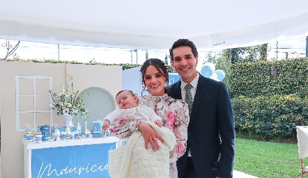  Adriana Olmos y Mauricio Tobías con su hijo Mauricio.