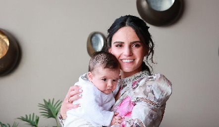  Adriana Olmos Carrera con su hijo Mauricio.