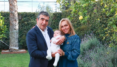  Horacio Tobías y Mimí Hinojosa con su nieto Mauricio.