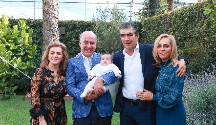  Adriana Carrera, Rafael Olmos, Horacio Tobías y Mimí Hinojosa con su nieto Mauricio.