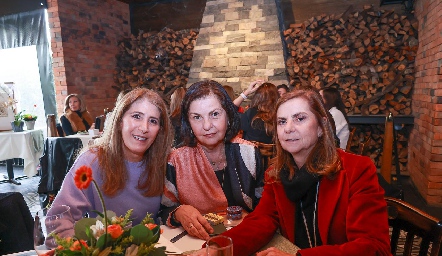  Mónica Hernández, Rosy Valladares y Mari Pepa Valladares.