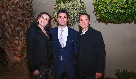  Miguel Álvarez con sus papás Guadalupe Bárcena y Miguel Álvarez.