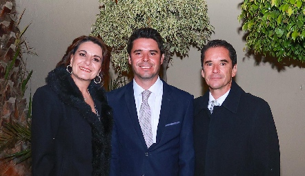  Miguel Álvarez con sus papás Guadalupe Bárcena y Miguel Álvarez.