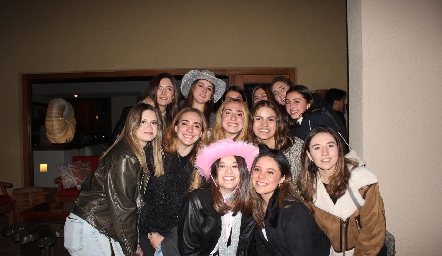  Mariana Gómez con sus amigas.