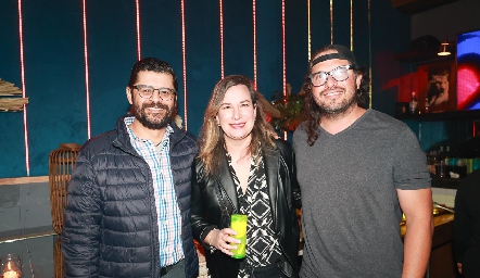  Héctor González, Daniela Navarro y Checo Padilla.