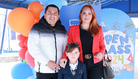  José Aguilar, Limberia Martell y Alison Aguilar.