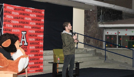  Eduardo del Villar dando su conferencia testimonio.