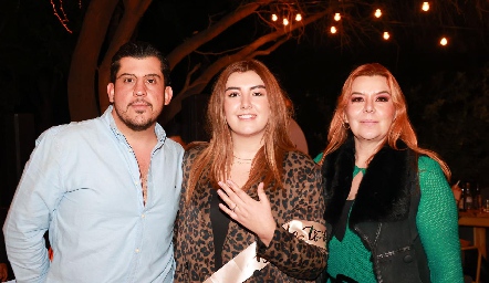  Héctor Gómez, Ana Gaby Motilla y Gabriela Lozano.