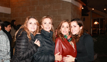  Anabel, Elena y Mónica Gaviño con Annie Gómez.