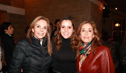  Elena Gaviño, Annie Gómez y Mónica Gaviño.