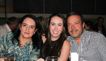  Cecilia Hernández, Ximena Burger y Juan Carlos de la Rosa.