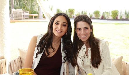  Isabel Villanueva y Valeria Zúñiga.