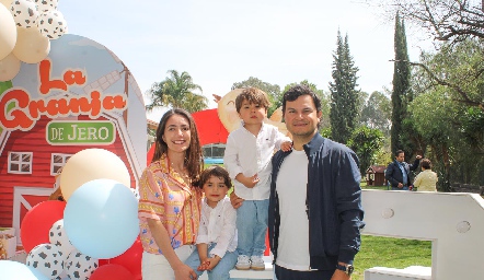  Mary Ceci Herrera y Raúl Torres con sus hijos Lorenzo y Jero.
