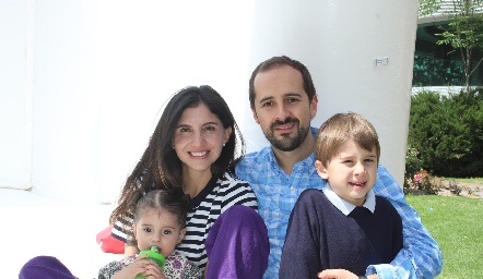  Ale Torres y Guillermo Romo con sus hijos Paula y Guillermo.