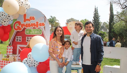  Mary Ceci Herrera y Raúl Torres con sus hijos Lorenzo y Jero.