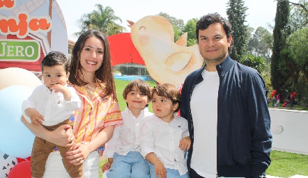  Mary Ceci Herrera y Raúl Torres con sus hijos Mateo, Lorenzo y Jero.