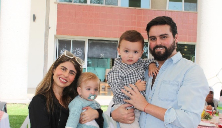  Iza Garza con su hijo Jorge Meade, Rodrigo Labastida con su hijo Sebastián.