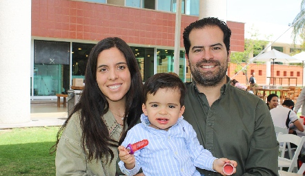  Estefanía Díaz Infante y José Antonio Gutiérrez con su hijo Franco.