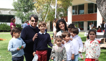  Jesús Torres y Adriana Díaz de León con sus nietos.