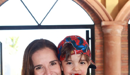  Cristina Castañares junto a su hijo.
