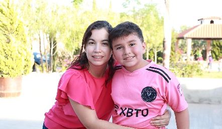  Cinthia Estrada con su hijo Óscar Azuara.