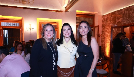  Sandra Cano, María Tello y Marianela Villanueva.