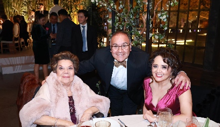  Elisa, Arturo y María Esther Aguillón.
