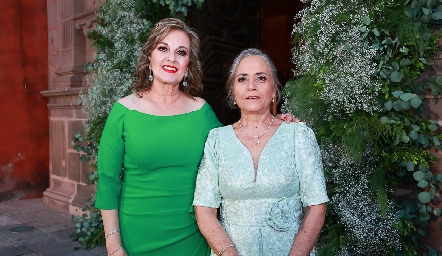  Yolanda Payan y Sairy Gaviño, mamás de los novios.