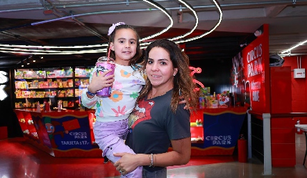  Fernanda Castillo con su hija Macarena.