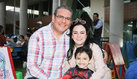  Arturo Cepeda y Lourdes Acebo con su hijo Arturo.