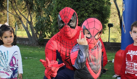  Arturo posando con Spider Man.