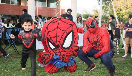  Arturo posando junto a su piñata con Spiderman.
