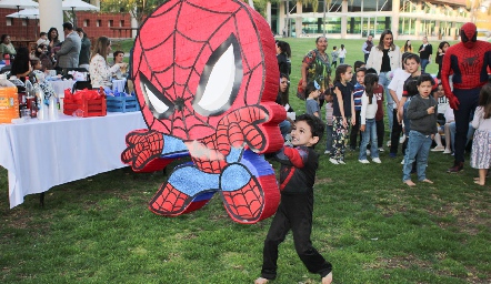  Arturo partiendo la piñata de Spiderman.