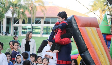  Arturo en los hombros de Spiderman.