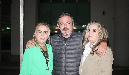  Eugenia Zapata, Sergio Acebo y Lourdes Zapata.