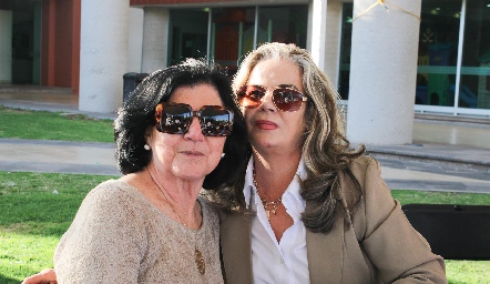  Marisol Acebo y Lourdes Zapata.