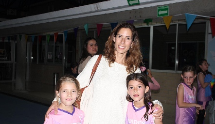  Julia, May y María Inés.