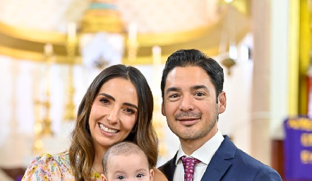  Mariana Alcalá y Miguel Torres con su hija Inés.