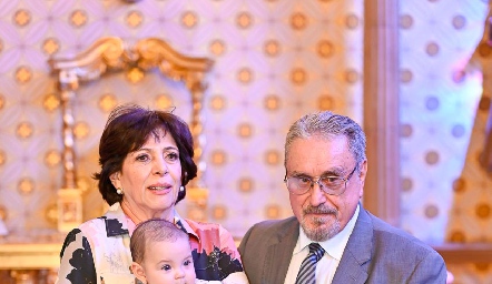  Mariana Alcalá, Ana Celia Escobedo y José Luis Alcalá con Inés.