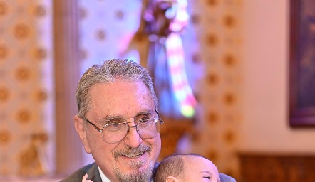  José Luis Alcalá con su nieta Inés.