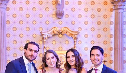 Manuel Saiz, Mónica Torres, Mariana Alcalá y Miguel Torres con Inés.
