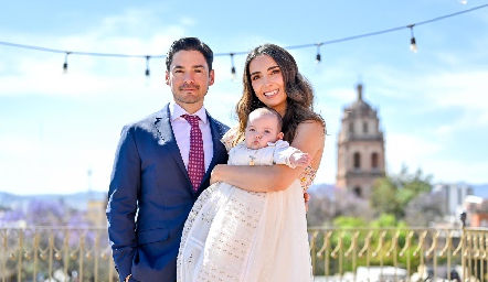  Miguel Torres y Mariana Alcalá con su hija Inés .