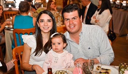  Sofía Álvarez y Mauricio Labastida con su hija Ana Victoria.