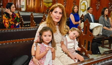  Mónica Hernández con sus nietos Paula y Andrés.